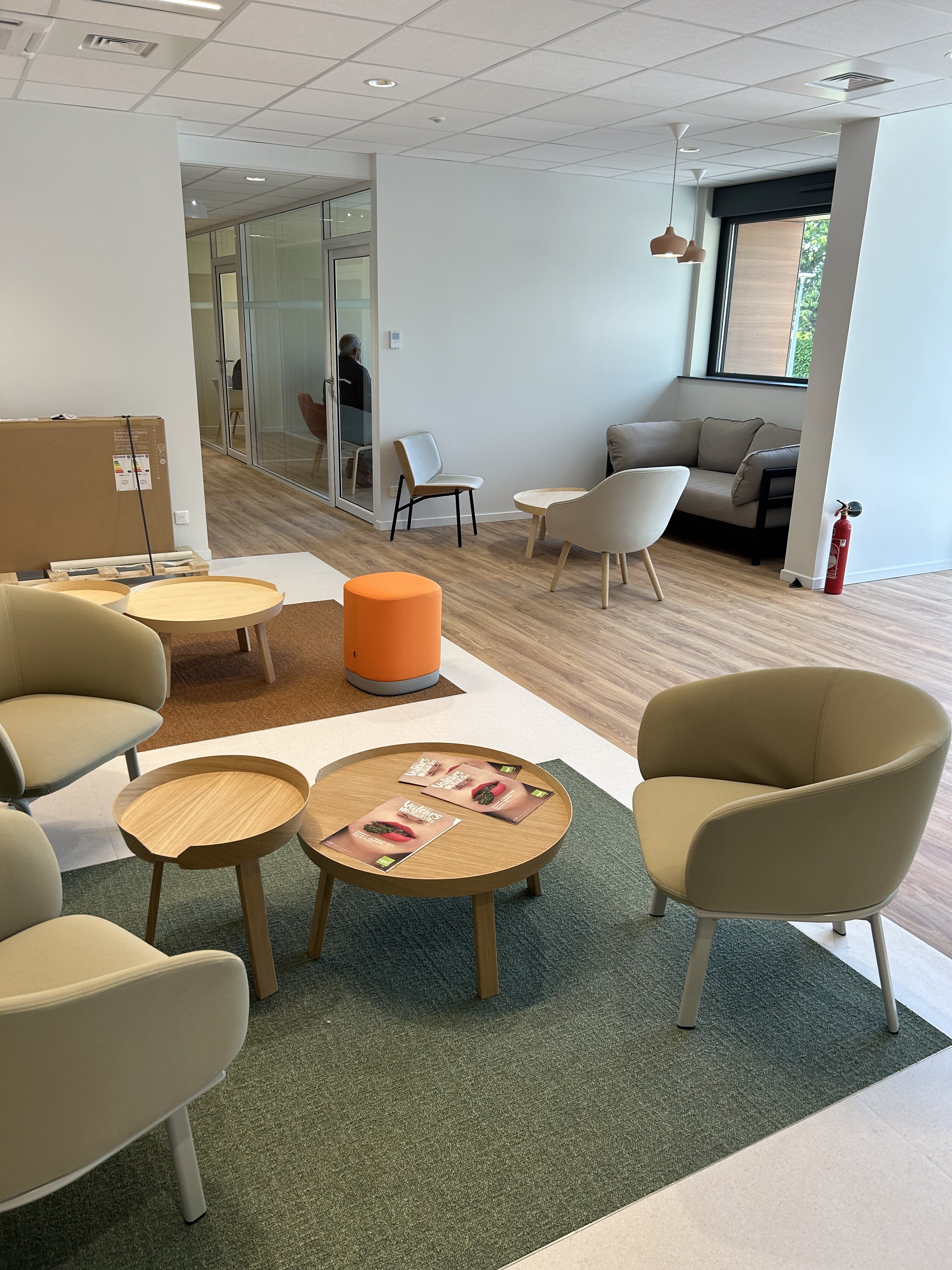 Pagès a conçu deux univers distincts, fidèles à l’identité de chaque entité, tout en assurant une circulation fluide dans le site. En collaboration avec le Groupe Kardham (MOE), nos équipes ont réalisé les lots architecturaux : placo, cloisons, revêtements de sol et peinture.
