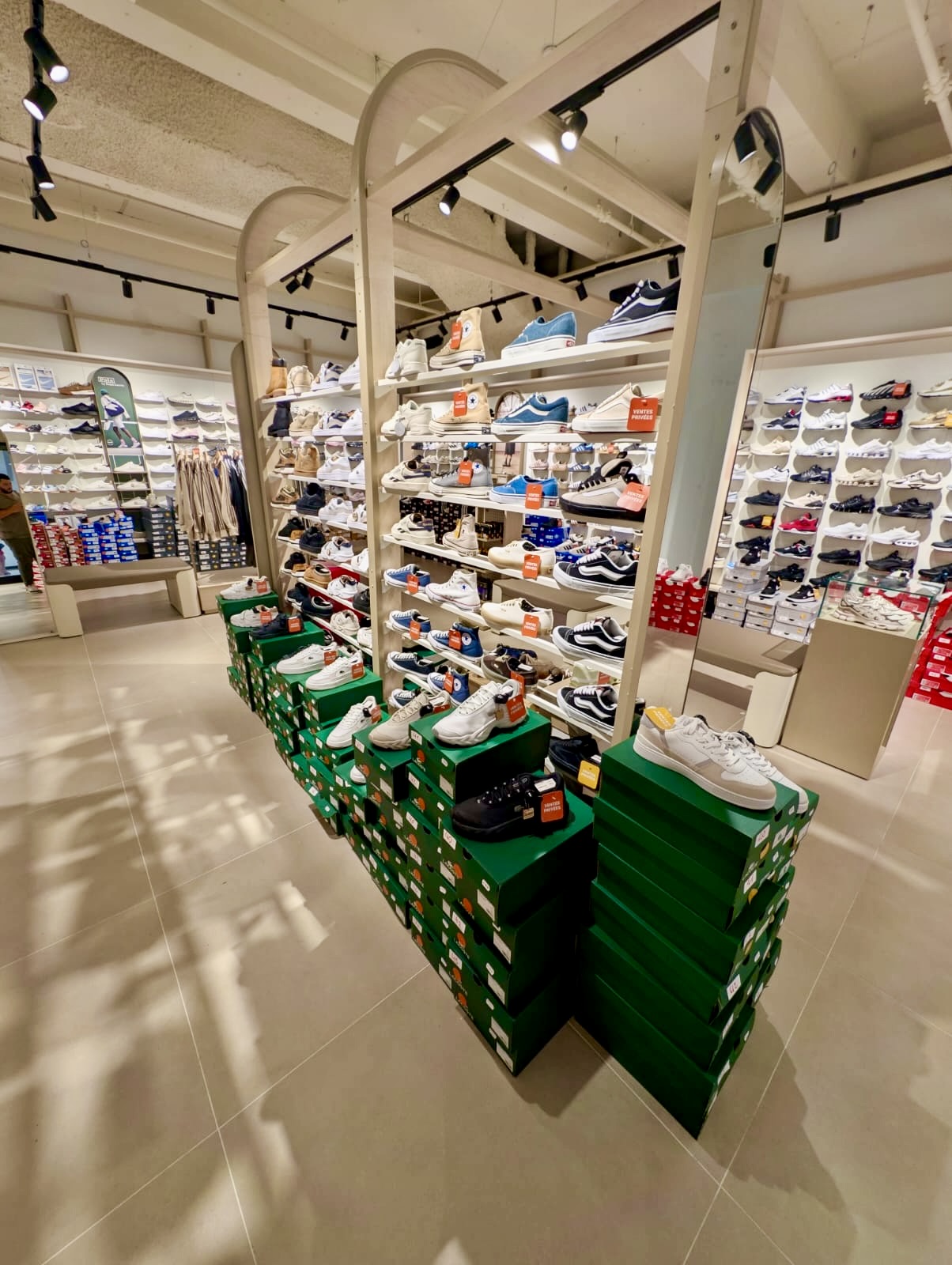 amenagement-magasin-courir-nice-7 Aménagement magasin Courir