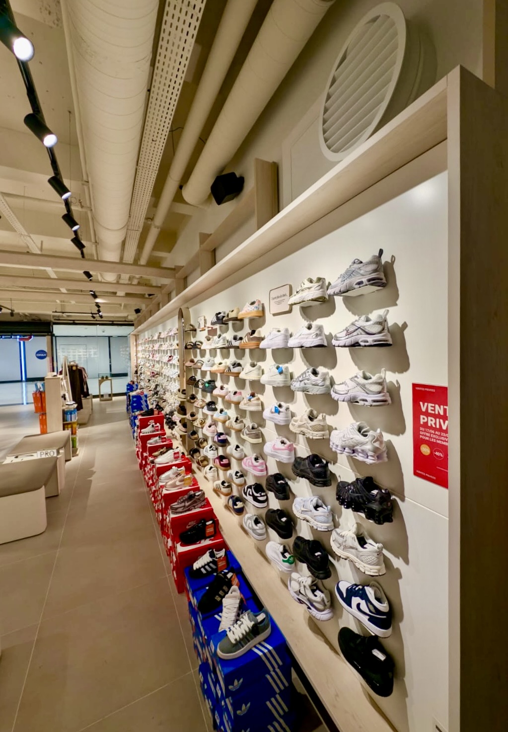 Aménagement magasin Courir