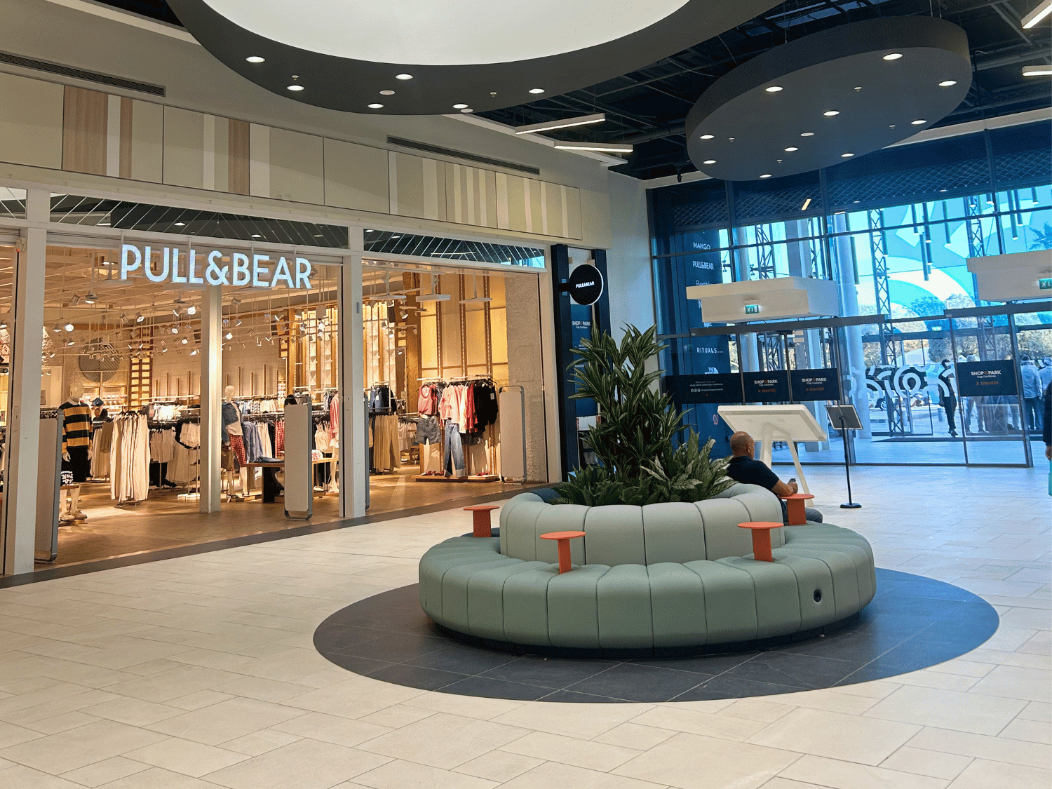 Réalisation de flagship Groupe Pagès, boutique minimaliste et élégante