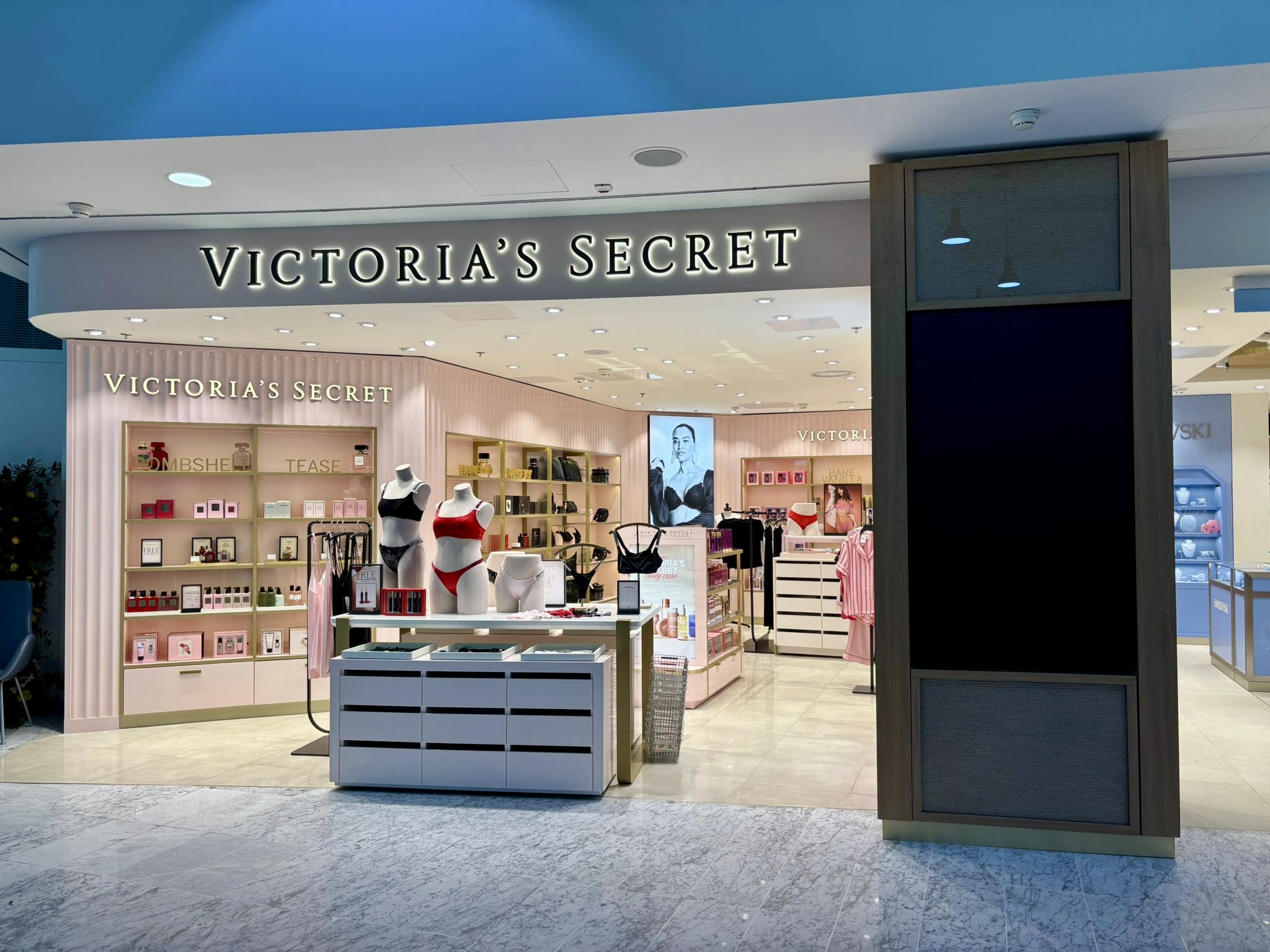 amenagement-boutique-aeroport-nice(3) Aménagement boutique aéroport
