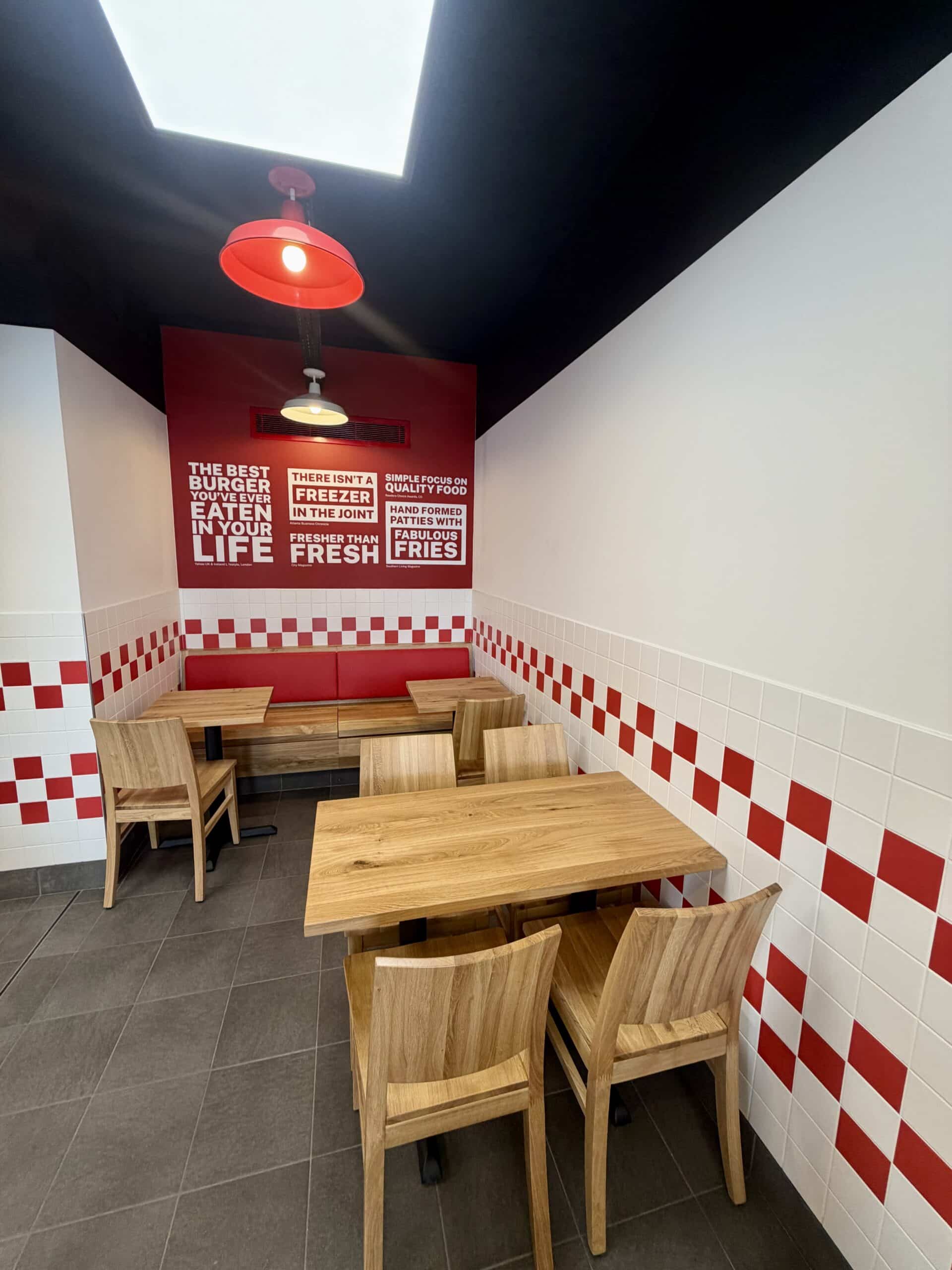 amenagement-restaurant-five-guys-paris-2 Aménagement restaurant Five Guys Paris