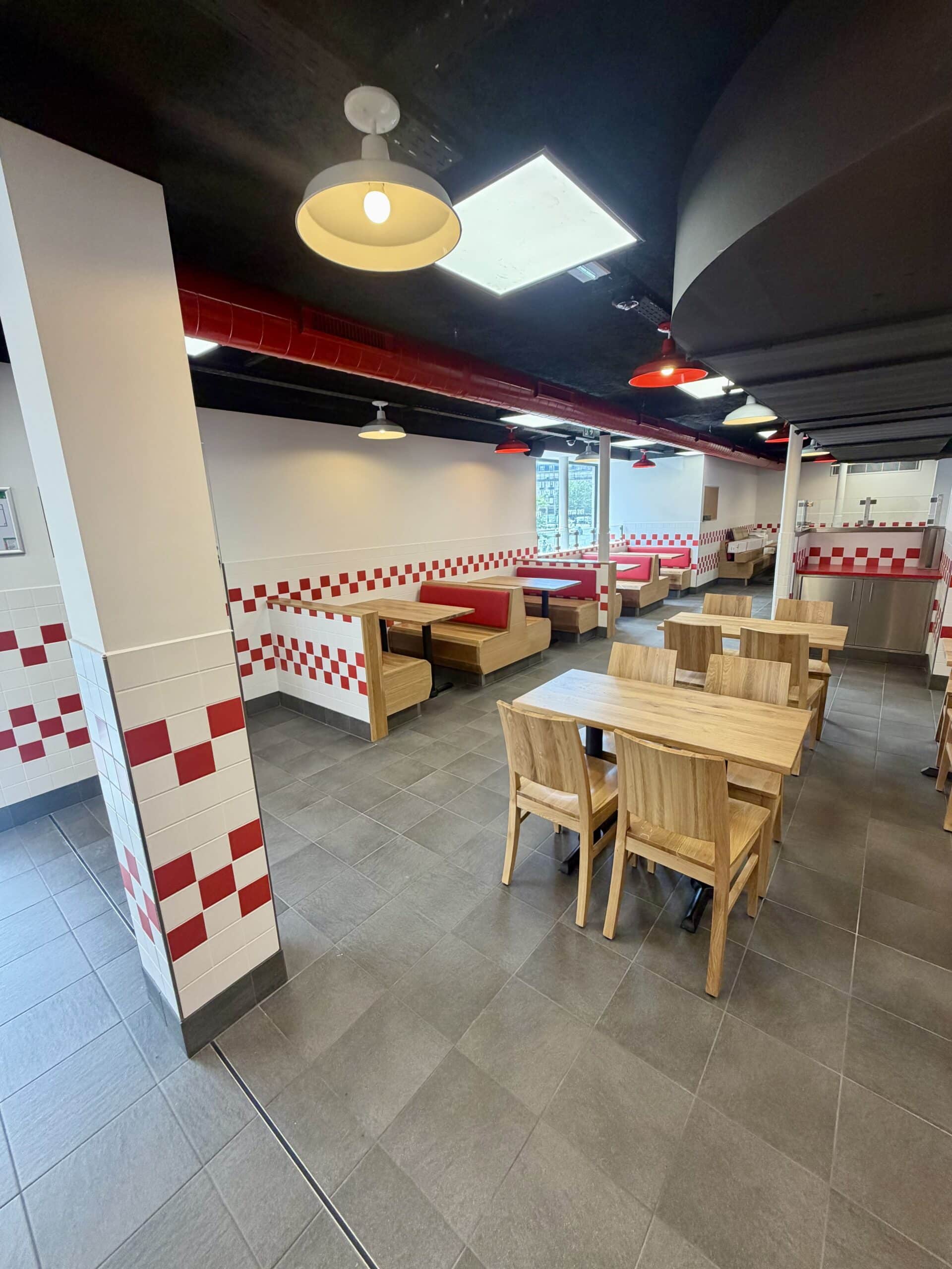 amenagement-restaurant-five-guys-paris-3 Aménagement restaurant Five Guys Paris