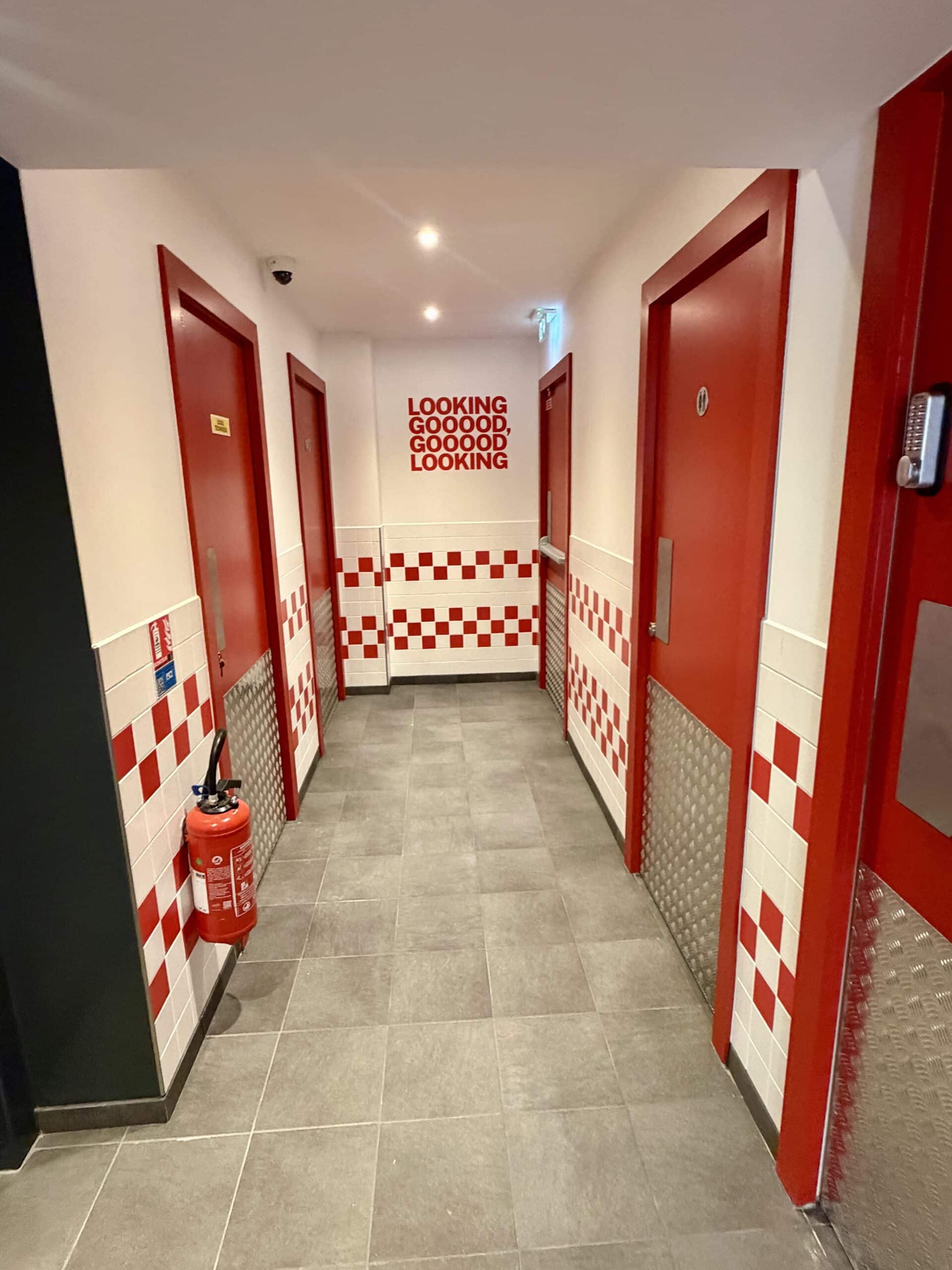 amenagement-restaurant-five-guys-paris-7 Aménagement restaurant Five Guys Paris
