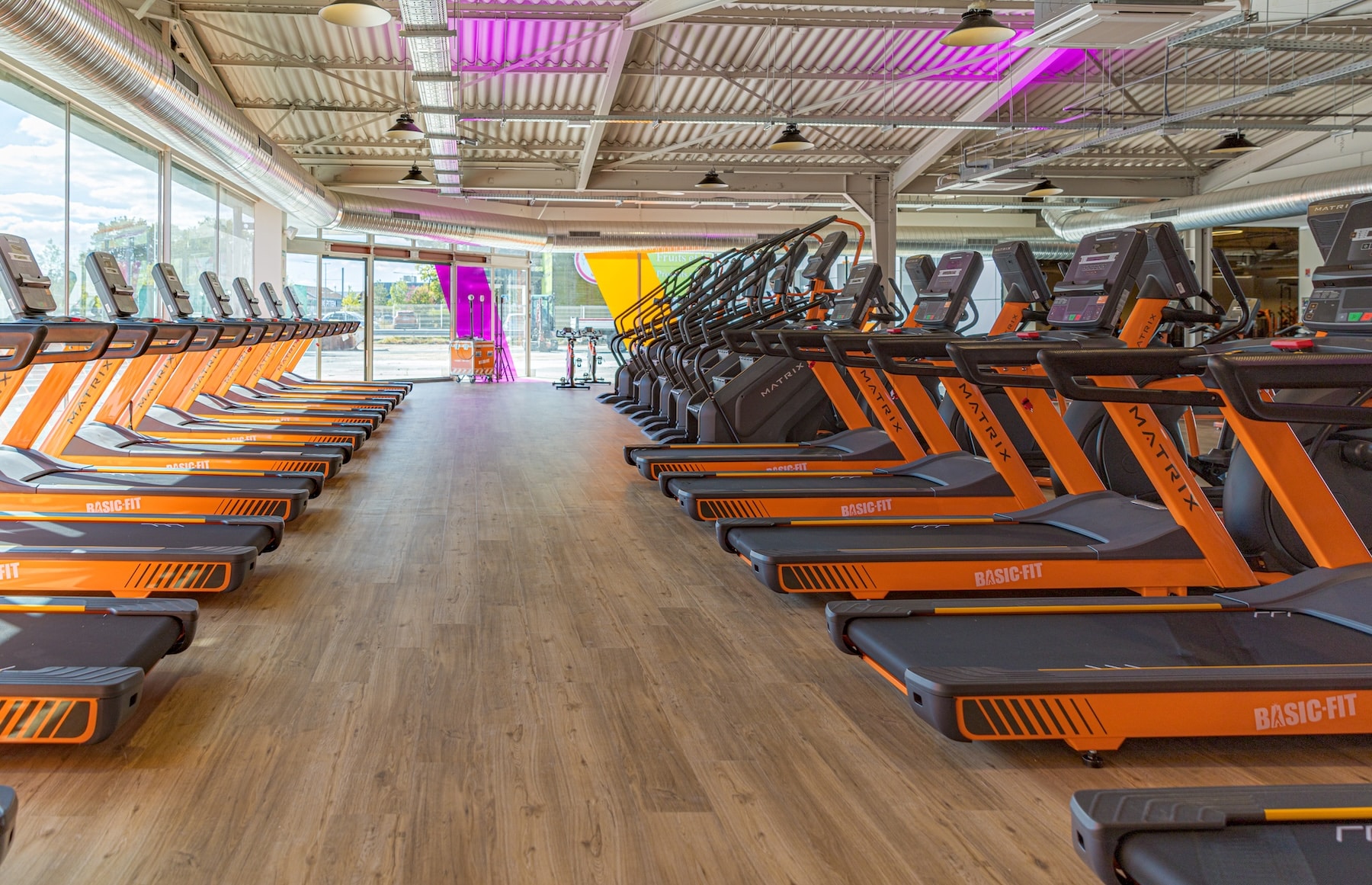 Basic-Fit gym fit-out in Mérignac – cardio area with treadmills Basic-Fit gym fit-out in Mérignac – cardio area with treadmills